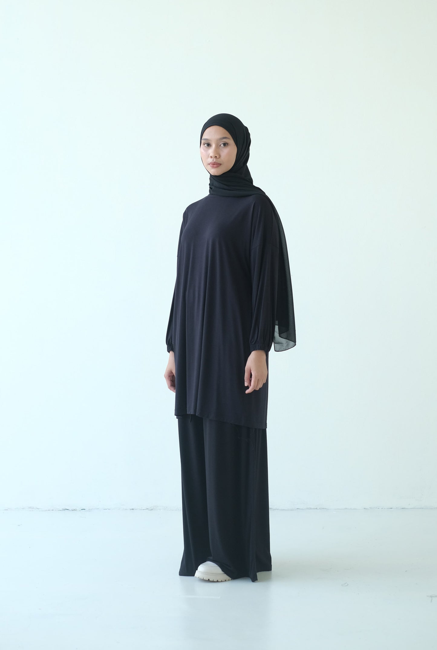 RASHAWL LOUNGE SET WITH BERGO