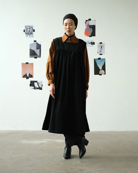 RASHAWL BADEN APRON DRESS BLACK