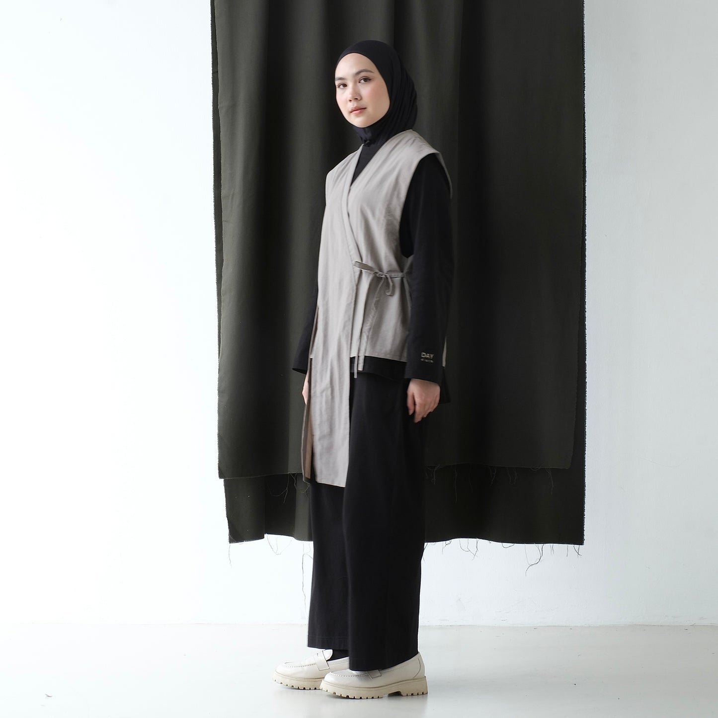 DAYCLOTH LEAF ASSYMETRIC VEST GREY