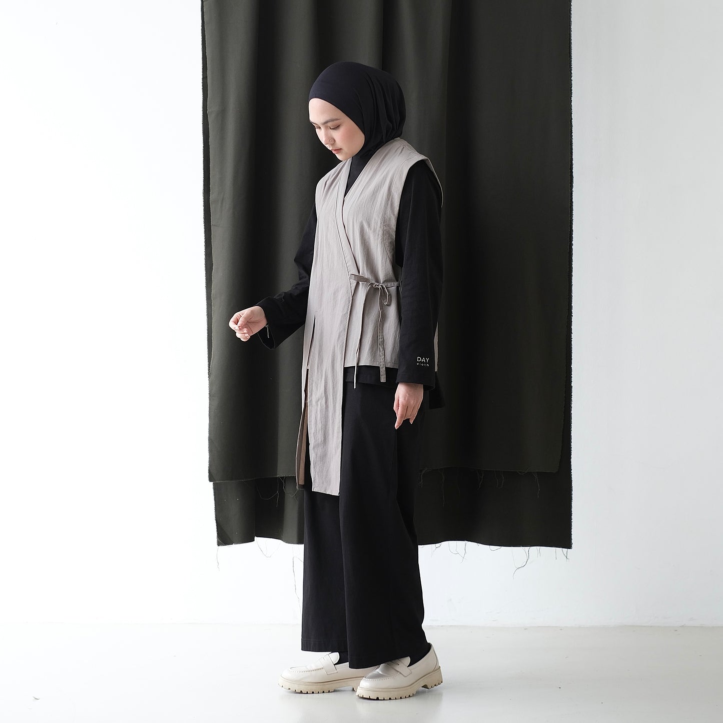 DAYCLOTH LEAF ASSYMETRIC VEST GREY