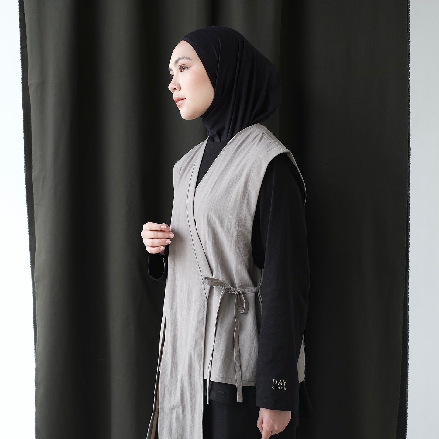 DAYCLOTH LEAF ASSYMETRIC VEST GREY