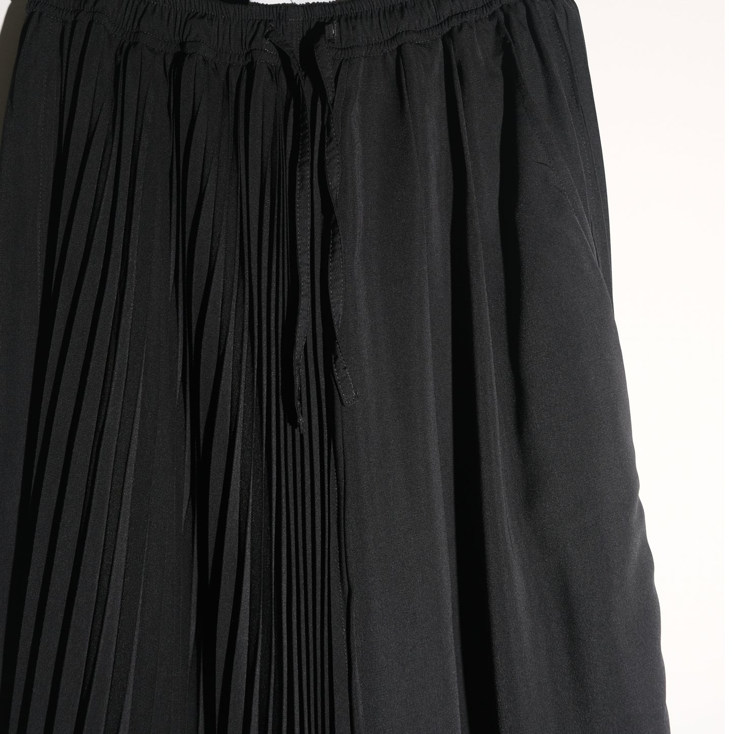 RASHAWL BUNDLING 3 (SHINMACHI PLEATED BARREL PANTS BLACK DAN DIANTHA VEST BLACK)